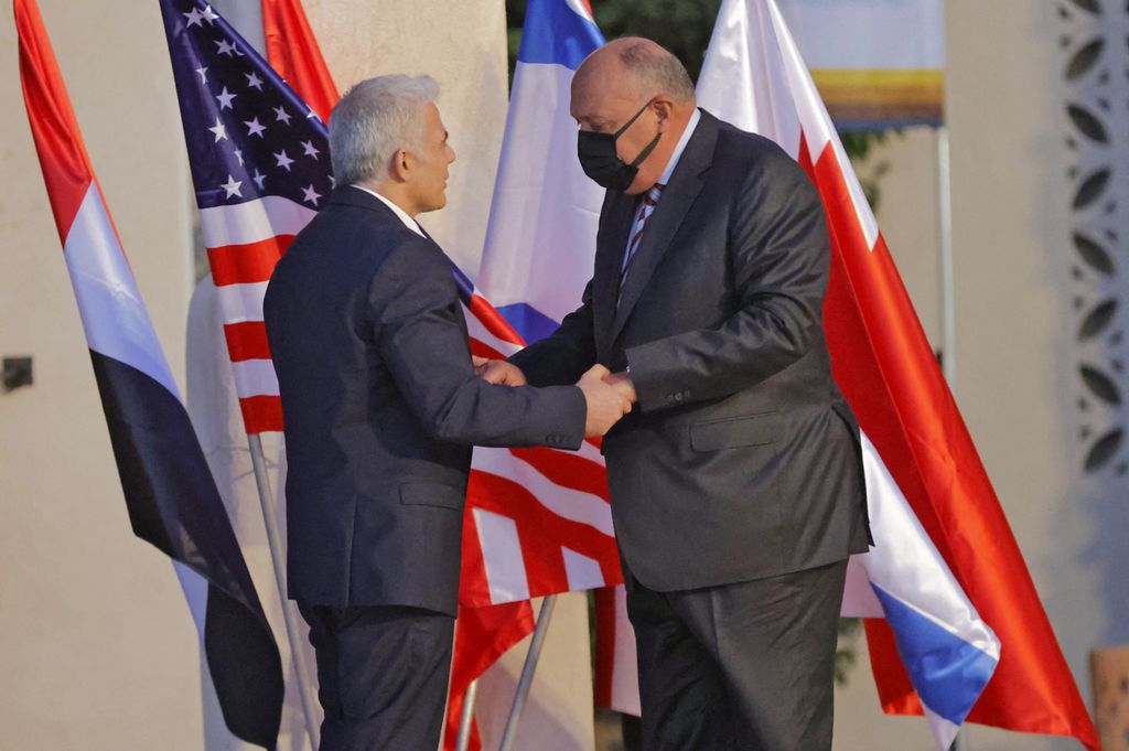 Menteri Luar Negeri Israel Yair Lapid (kiri) menyambut Menlu Mesir Sameh Shoukry, Minggu (27/3/2022) di Sde Boker, Israel. 