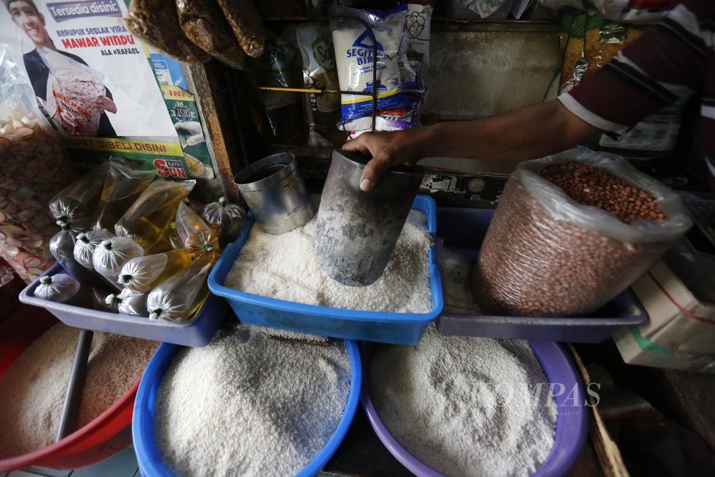 Wariyanto yang sejak tahun 1997 berjualan bahan pangan di Pasar Mede, Cilandak, Jakarta, sedang menunggu pembeli, Senin (14/8/2023). Wariyanto mengeluhkan semakin sepinya pelanggan berbelanja seiring dengan naiknya harga bahan pangan seperti beras dan gula pasir.