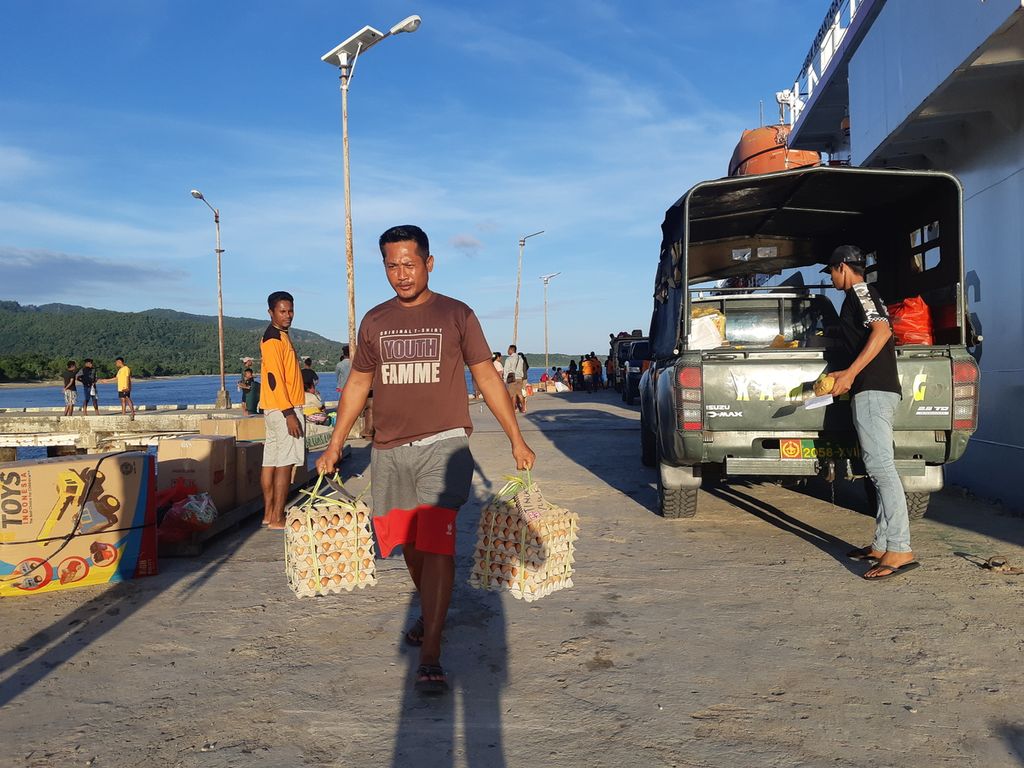 Warga yang membawa telur baru turun dari kapal di Pelabuhan Ilwaki, Pulau Wetar, Kabupaten Maluku Barat Daya, Provinsi Maluku, Minggu (7/8/2022). Harga satu butir telur Rp 5.000.
