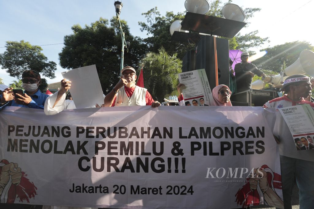 Massa pengunjuk rasa yang terdiri atas beberapa kelompok berkumpul di kawasan Kantor Komisi Pemilihan Umum (KPU), Jakarta, Rabu (20/3/2024). 