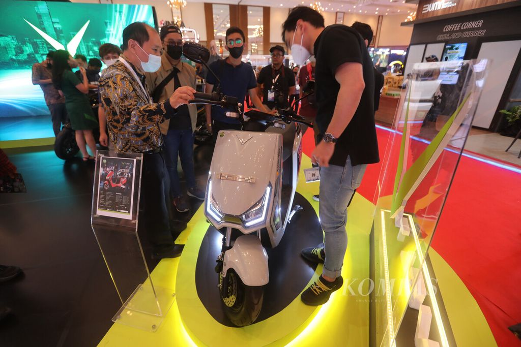 Pengunjung mengamati produk motor listrik dalam pameran Indonesia Electric Motor Show 2022 di Jakarta Convention Center (JCC), Jakarta, Rabu (28/9/2022).