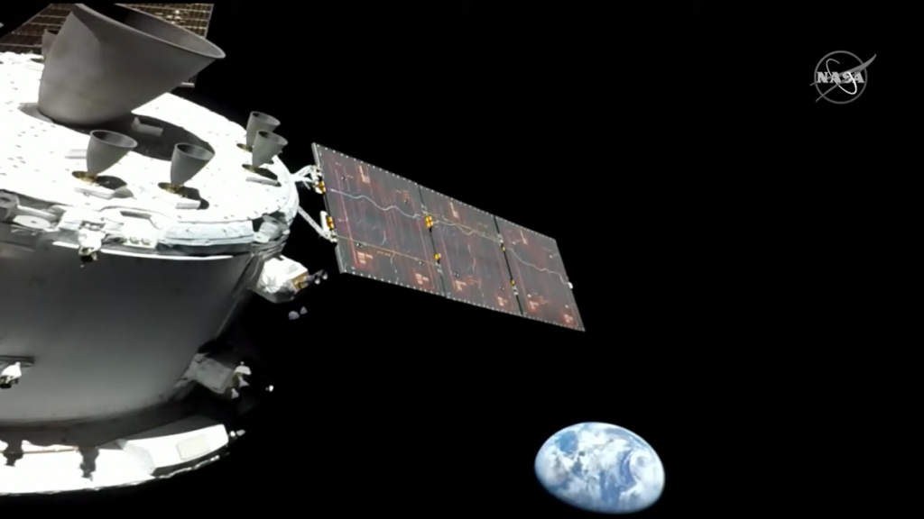 Citra Bumi (biru, kanan bawah) yang diambil dari salah satu kamera yang ada di kapsul Orion pada sembilan jam setelah peluncuran 16 November 2022.
