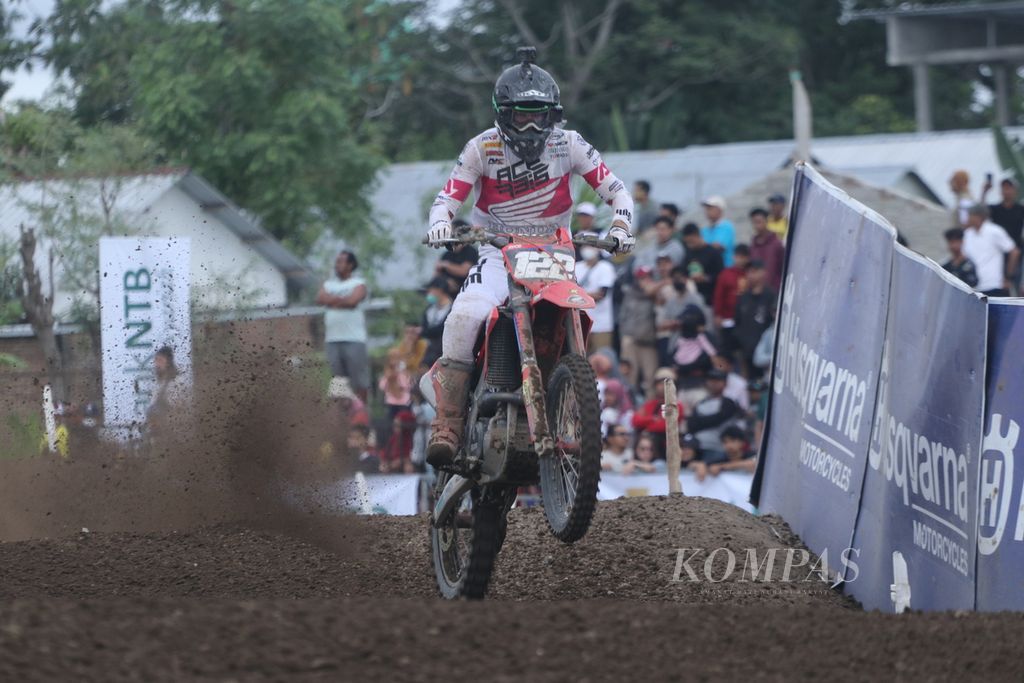Pebalap Indonesia, Delvintor Alfarizi, yang membela tim JM Racing Astra Honda memacu motornya dalam balapan kualifikasi kelas MX2 Kejuaraan Dunia Motokros (MXGP) seri Lombok di Sirkuit Selaparang, Mataram, Nusa Tenggara Barat, Sabtu (1/7/2023).