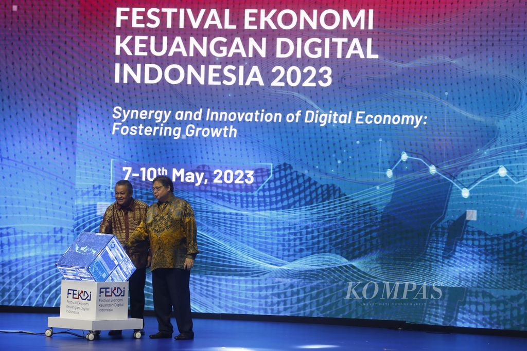 Gubernur Bank Indonesia Perry Warjiyo (kiri) mendampingi Menteri Koordinator Bidang Perekonomian Airlangga Hartarto pada acara pembukaan Festival Ekonomi Keuangan Digital Indonesia di Jakarta Convention Center, Jakarta, Senin (8/5/2023). 