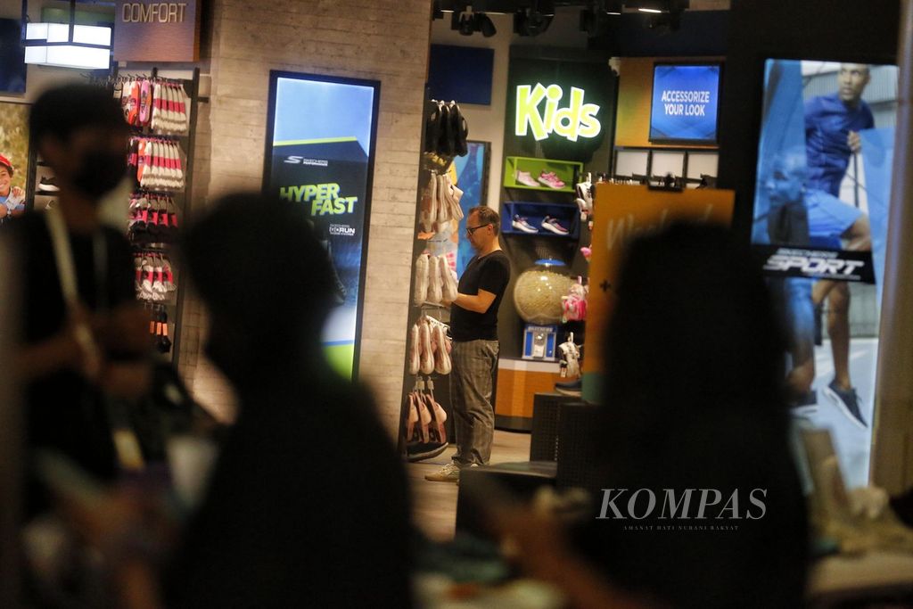 Pengunjung memilih sepatu di salah satu gerai pusat perbelanjaan Lotte Shopping Avenue, Kuningan, Jakarta, Jumat (12/5/2023). Berdasarkan survei konsumen Bank Indonesia, Indeks Keyakinan Konsumen (IKK) pada April 2023 berada pada level 126,1, meningkat dibandingkan dengan Maret 2023 yang tercatat 123,3. Nilai indeks di atas 100 keyakinan konsumen masih berada di zona optimis.