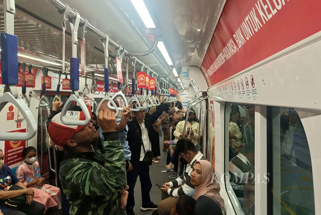 Penumpang MRT Jakarta memenuhi salah satu gerbong saat akan tiba di Stasiun MRT Bundaran HI, Jakarta, Kamis (22/6/2023). Pada ulang tahun  ke-496 Kota Jakarta, para penumpang angkutan umum Transjakarta, LRT, dan MRT hanya dikenai tarif Rp 1.