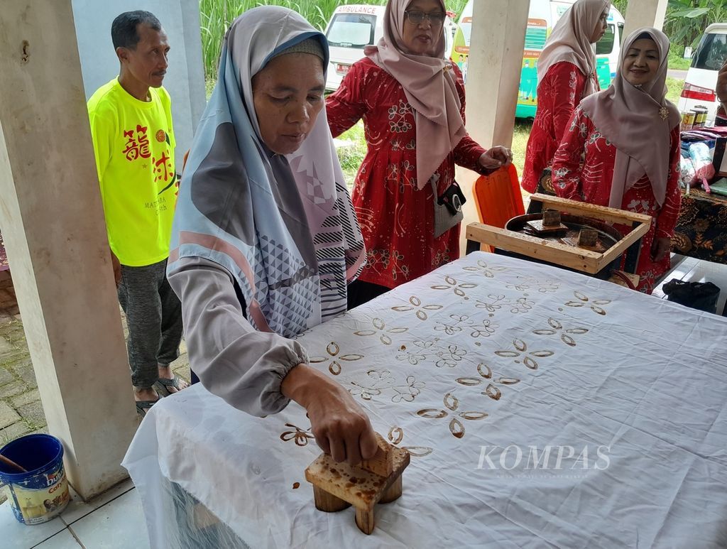 Sejumlah eks orang dengan gangguan jiwa membatik bersama, Selasa (23/4/2024), di Posyandu Jiwa-Gardu Sawah di Dusun Blandit Barat, Desa Wonorejo, Kecamatan Singosari, Kabupaten Malang, Jawa Timur.