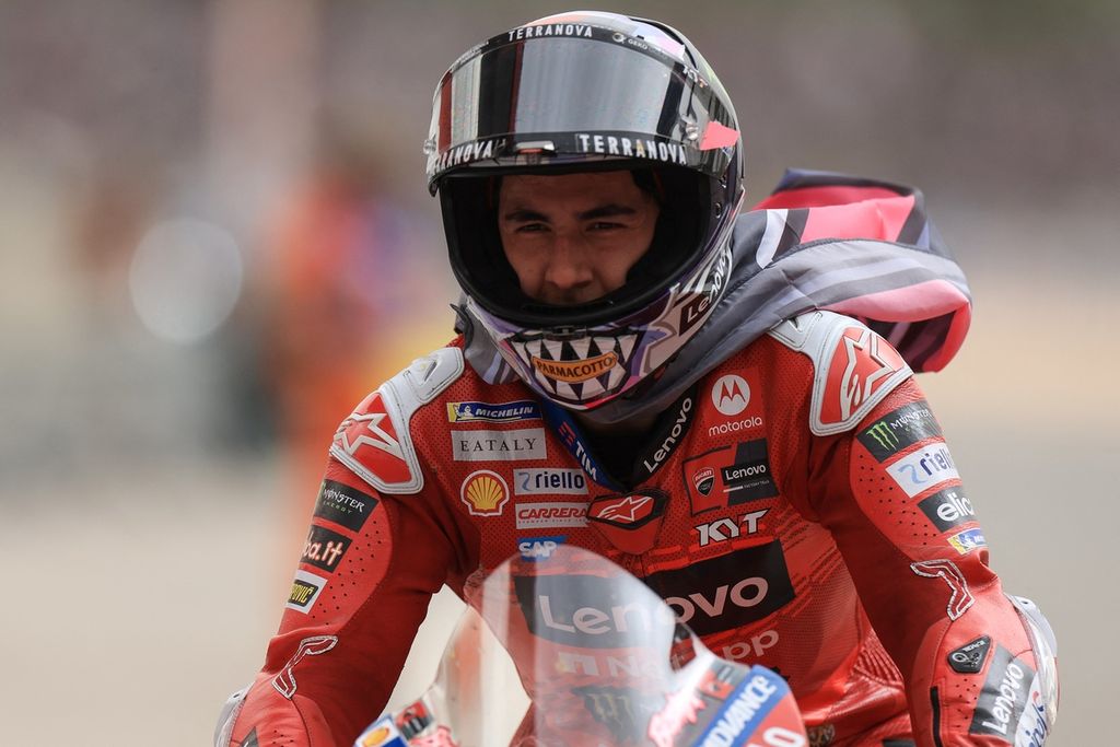Pebalap Ducati Lenovo, Enea Bastianini, melakukan selebrasi setelah finis kedua saat balapan MotoGP Grand Prix Portugal di Sirkuit Internasional Algarve di Portimao, Portugal, Minggu (24/3/2024). 