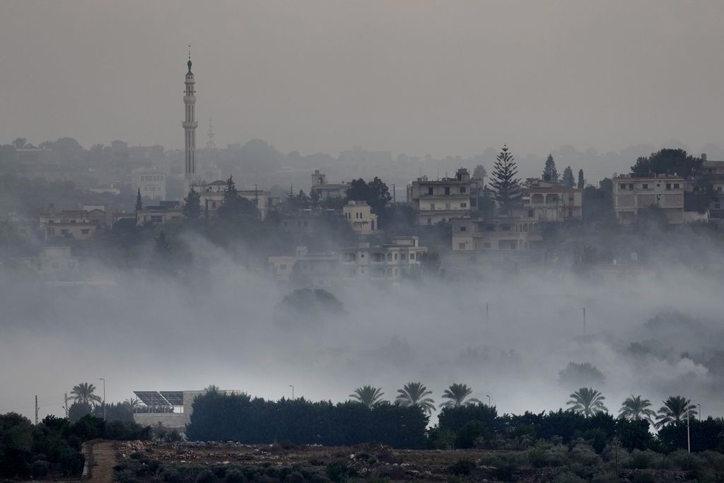 Asap dari serangan artileri Israel menutupi Dahaira, desa di Lebanon selatan yang berbatasan dengan Israel, Senin (16/10/2023). 