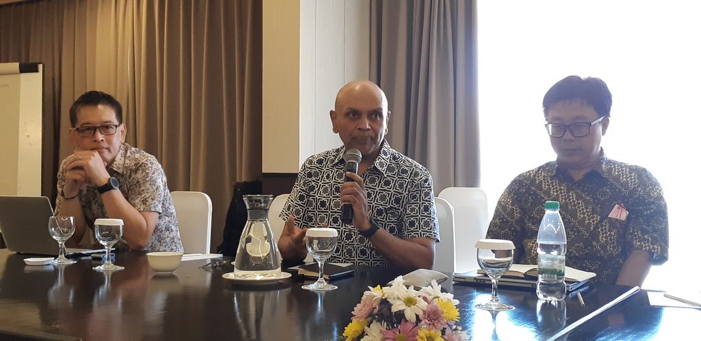 CEO RSPO Joseph D'Cruz (tengah) saat menjawab pertanyaan wartawan tentang konsep sertifikasi sawit berkelanjutan dengan pendekatan yurisdiksi, di Bali, Senin (28/8/2023) 