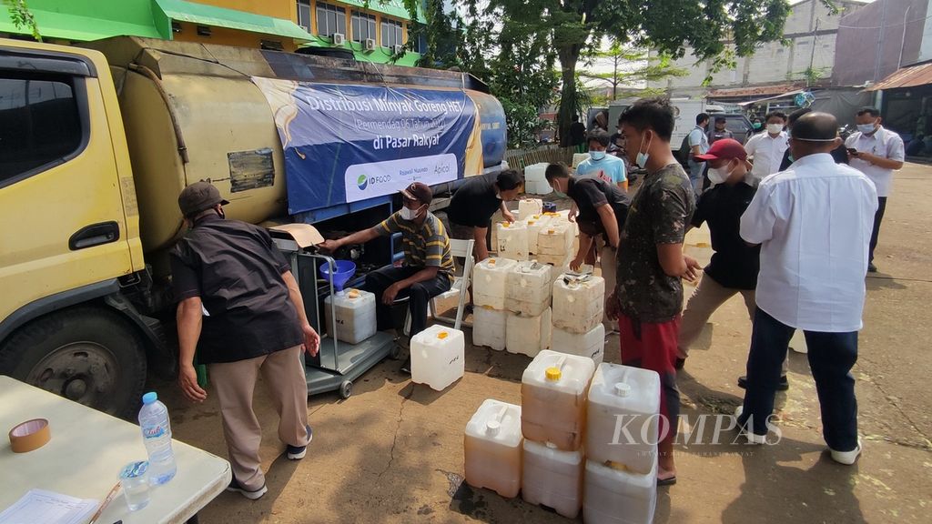 Suasana pengisian minyak goreng curah dari tangki ke jeriken dalam distribusi oleh ID Food atau perusahaan induk BUMN Pangan, di Pasar Jaya Kramat Jati, Jakarta Timur, Rabu (16/3/2022). 