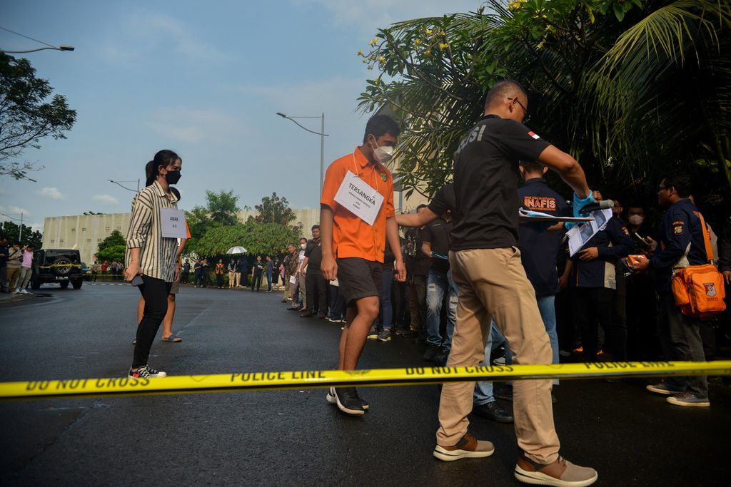 Tersangka Mario Dandy Satrio (tengah) mengikuti rangkaian rekonstruksi kasus penganiayaan kepada Cristalino David Ozora di kawasan Green Permata Boulevard, Jakarta Selatan, Jumat (10/3/2023). 