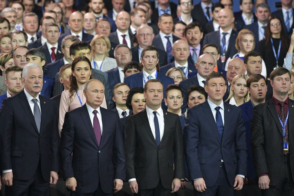 Presiden Rusia Vladimir Putin (dua dari kiri) dan Perdana Menteri Dmitry Medvedev (tengah), saat hadir pada Kongres Partai Bersatu Rusia di Moskwa, Rusia, 23 Desember 2017. Sekretaris Jenderal Partai Rusia Bersatu Andrey Turchak (dua dari kanan baris pertama), Rabu (7/9/2022), mengusulkan agar Kremlin melakukan referendum di wilayah Ukraina yang diduduki Rusia pada 4 November nanti, empat hari jelang pelaksanaan pemilu sela di Amerika Serikat. 