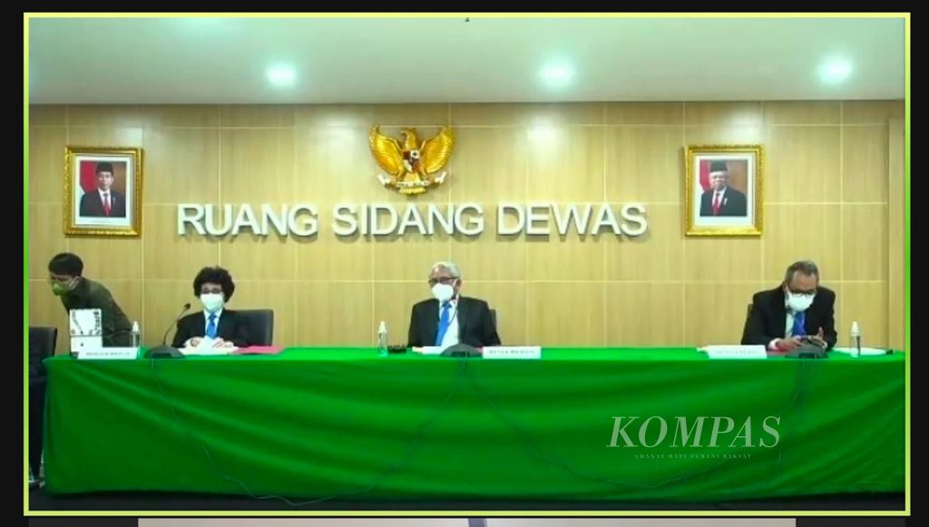 Suasana sidang Dewan Pengawas KPK, Senin (12/7/2021). Anggota Dewas KPK sekaligus Ketua Majelis Harjono (tengah), didampingi oleh anggota majelis Albertina Ho (kiri) dan Syamsuddin Haris (kanan).