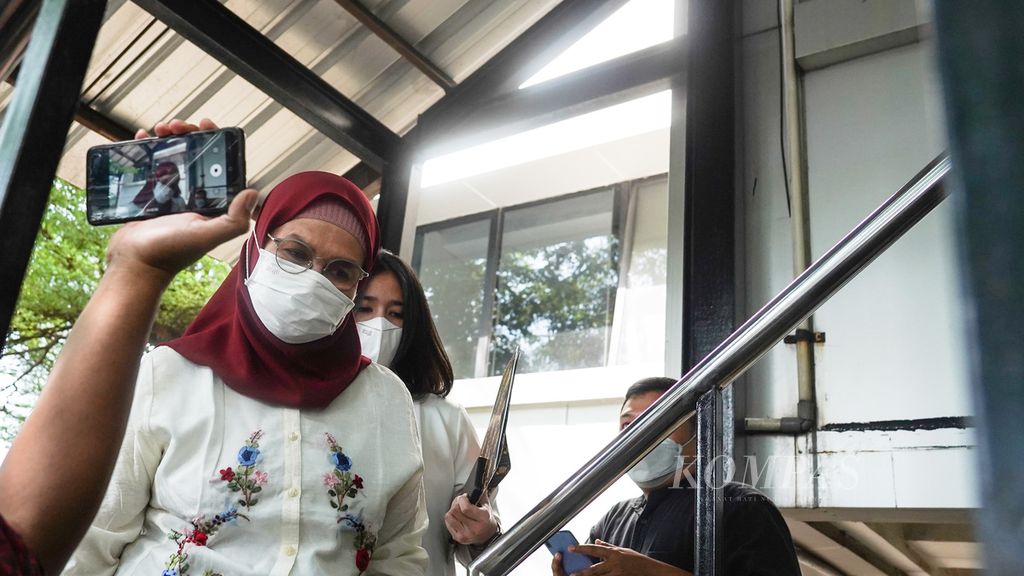 Lili Pintauli Siregar saat tiba di Gedung C1 KPK, Kuningan, Jakarta, Senin (11/7/2022). Lili Pintauli Siregar mengundurkan diri dari jabatan Wakil Ketua KPK.
