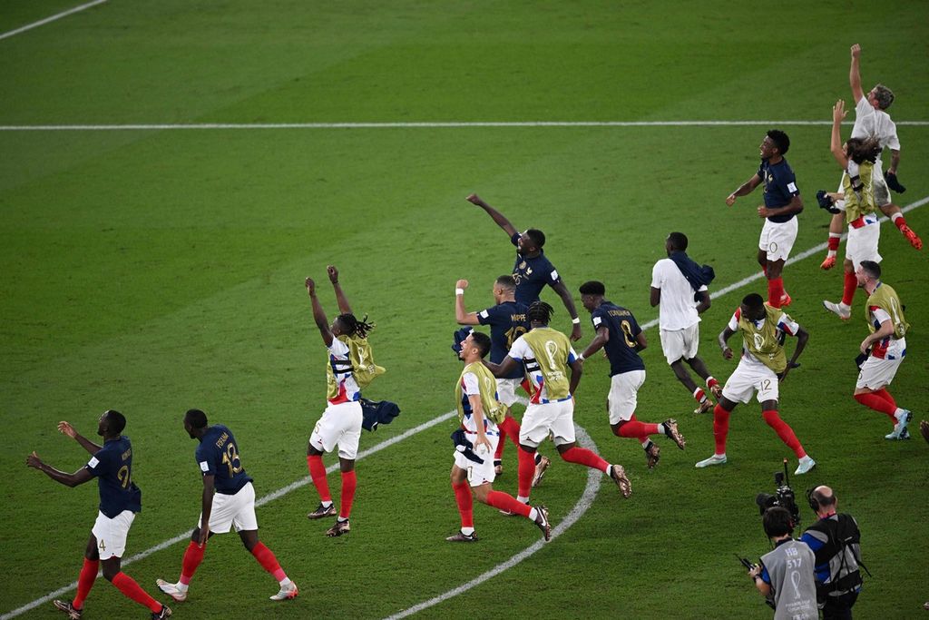 Para pemain Perancis merayakan kemenangan 2-1 atas Denmark pada laga penyisihan Grup D di Stadium 974, Sabtu (26/11/2022).