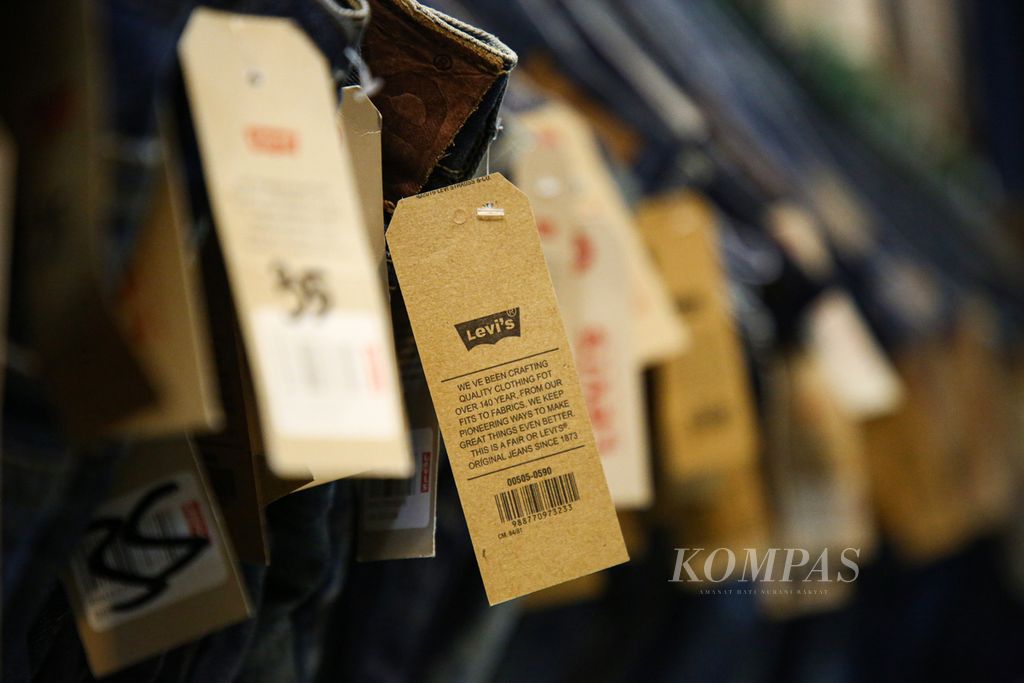 Label jenama yang dipasang kembali oleh pedagang pakaian bekas impor di salah satu kios di Pasar Senen Blok 3, Jakarta Pusat, Selasa (19/10/2021). Harga yang relatif murah dengan kondisi barang yang masih layak pakai serta merek-merek ternama menjadi alasan bagi para penggemar <i>thrifting</i>.