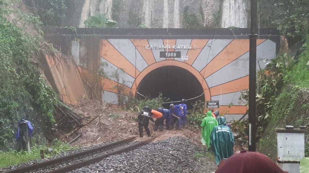Turap di dekat mulut Terowongan Karangkates II di antara Stasiun Sumberpucung di Kabupaten Malang dan Stasiun Pohgajih di Blitar, Jawa Timur, longsor akibat hujan deras, Selasa (18/10/2022)