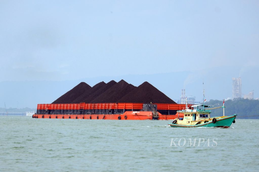 Tampak tongkang pengangkut batubara di sekitar North Pulau Laut Coal Terminal (NPLCT) batubara milik PT Arutmin Indonesia di Kabupaten Kotabaru, Kalimantan Selatan, 26 Oktober 2023. 