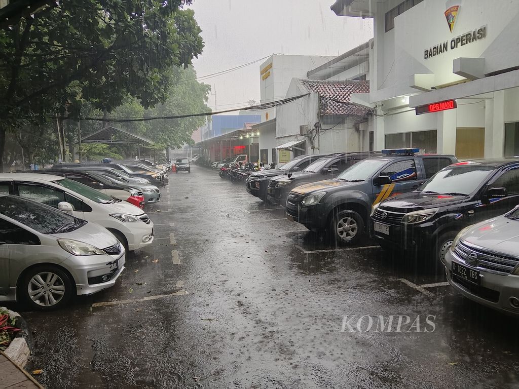 Hujan deras mengguyur Kota Bandung, ibu kota Jawa Barat, Senin (8/1/2024). Sebanyak 12 titik rawan banjir di Kota Bandung terjadi saat hujan dengan intensitas sedang hingga lebat selama berjam-jam.