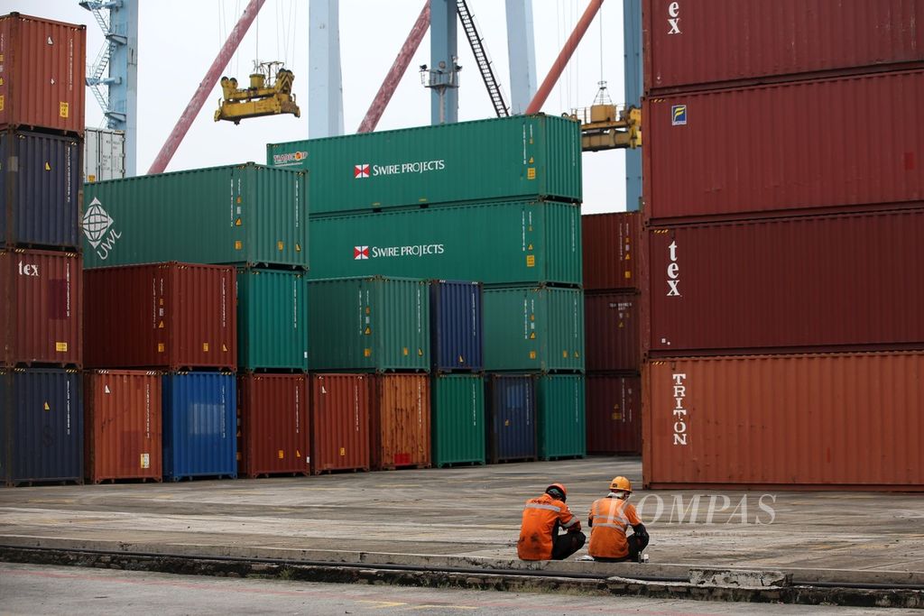 Workers take a break on the cargo container dock of Tanjung Priok Port in Jakarta on Thursday (25/4/2024). Based on data from the Statistics Indonesia agency, Indonesia's trade balance in March 2024 recorded a surplus of 4.47 billion US dollars. Exports for March were recorded at 22.43 billion US dollars and imports at 17.96 billion US dollars. Indonesia has recorded consecutive trade balance surpluses for 47 months in a row.