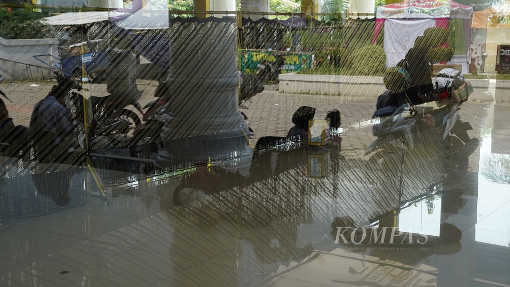 Pantulan kaca pemudik sepeda motor beristirahat di Masjid An Nur, Tanjungmekar, Kabupaten Karawang, Jawa Barat, Rabu (19/4/2023). Cuaca panas menjadi salah satu kendala pemudik sepeda motor.