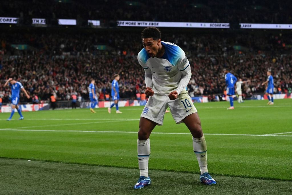 Gelandang Inggris, Jude Bellingham, merayakan gol Marcus Rashford ke gawang Italia saat kualifikasi Piala Eropa 2024 di Stadion Wembley, 17 Oktober 2023.