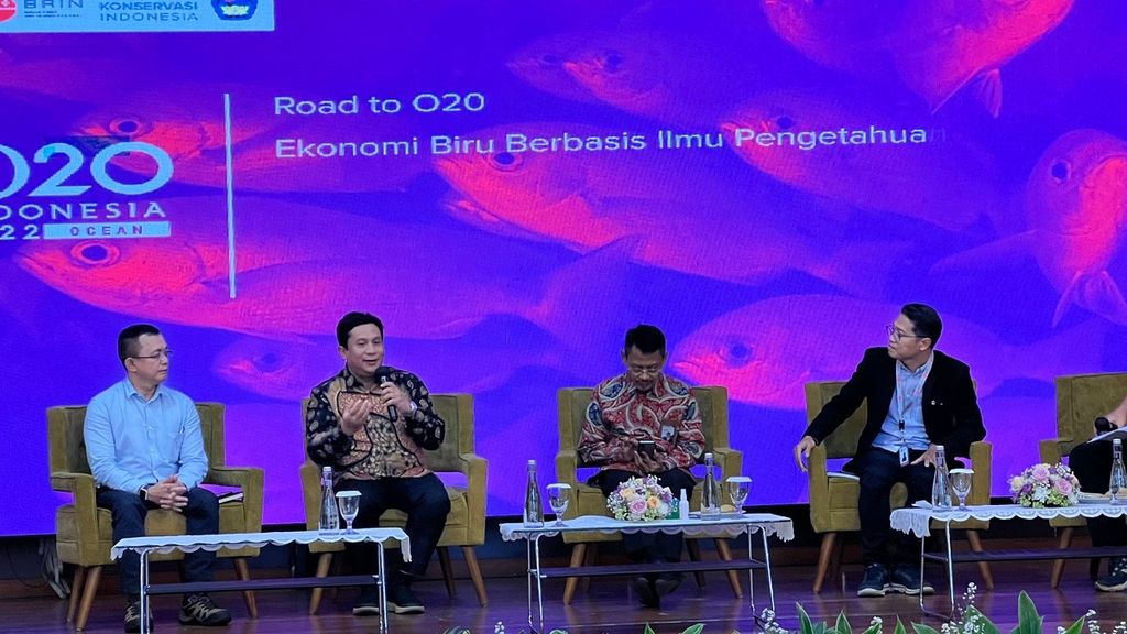 Panelis melakukan diskusi yang berjudul Dampak Ekonomi dari Hubungan Ekologis antara Kawasan Konservasi dan Sumber Daya Perikanan di WPP 714 dan 715 di Jakarta, Kamis (20/10/2022).