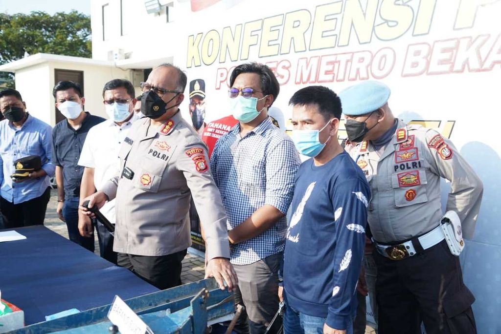 Polisi menunjukkan besi proyek kereta cepat Jakarta-Bandung yang dicuri pelaku, Kamis (26/5/2022).