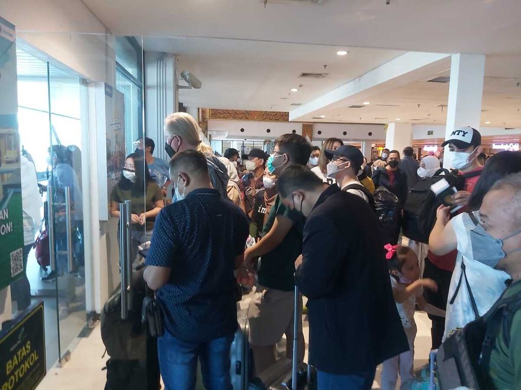Ratusan penumpang pesawat di Bandara Juanda Surabaya menumpuk di ruang tunggu setelah pesawat mereka batal terbang karena fasilitas landas pacu bermasalah, Minggu (22/5/2022).
