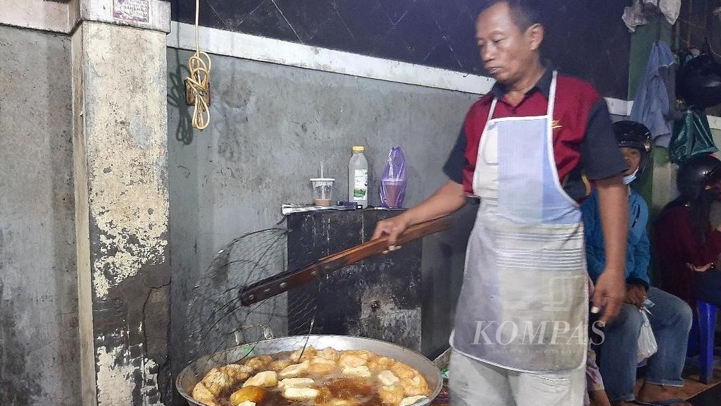 Pelaku usaha gorengan di Kecamatan Magelang Tengah, Kota Magelang, Jawa Tengah, menggoreng beraneka jajanan, Sabtu (19/3/2022). Pelaku usaha kecil, seperti penjaja gorengan, termasuk salah satu pelaku usaha yang terdampak kelangkaan minyak goreng kemasan dan minyak curah.