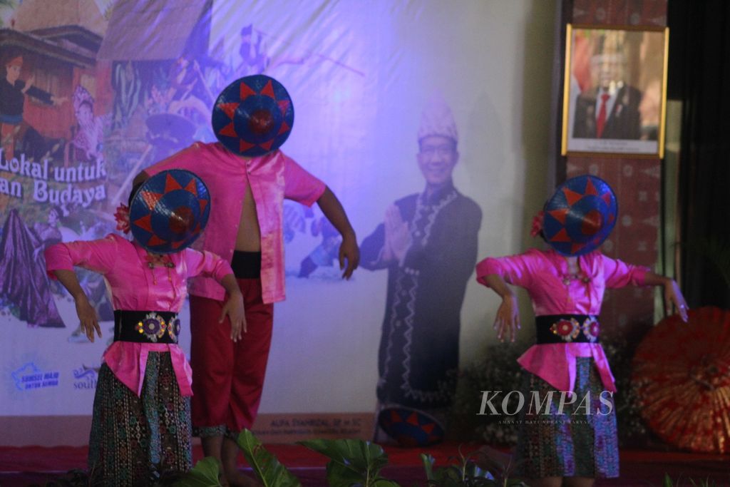 Tiga penari dari Kabupaten Musi Rawas Utara, Sumatera Selatan, menunjukan seni tari kreasi tradisional berjudul "Tuai Padi" di Pergelaran Pekan Kebudayaan Daerah (PKD) Sumsel, Jumat (3/6/2022). Tarian ini menggambarkan aktivitas petani di ladang.