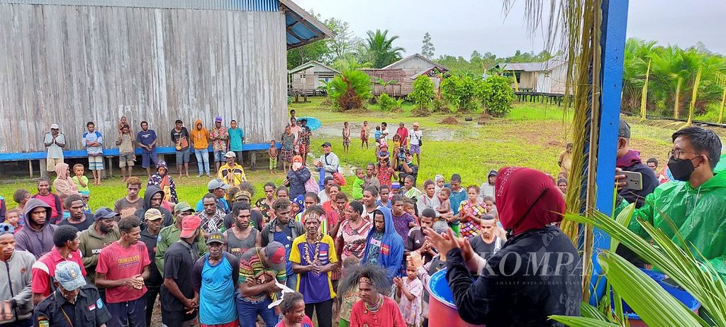 Menteri Sosial Tri Rismaharini, Kamis (24/3/2022), berdialog dengan warga di Kampung Erosaman, Distrik Derkoumur, Kabupaten Asmat, Papua. 