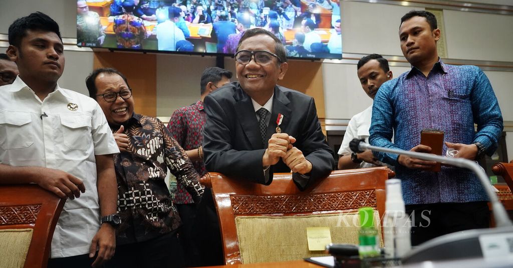 Menteri Koordinator Politik, Hukum, dan Keamanan Mahfud MD tiba di Ruang Rapat Komisi III Gedung DPR RI, Jakarta, untuk rapat dengan Komisi III DPR, Rabu (29/3/2023). Mahfud MD yang juga Ketua Komite Koordinasi Nasional Pencegahan dan Pemberantasan Tindak Pidana Pencucian Uang (TPPU) hadiri undangan DPR Rapat Dengar Pendapat Umum (RDPU) dengan Komisi III DPR terkait pembahasan transaksi janggal di Kementerian Keuangan sebesar Rp 349 triliun. Mahfud MD menjelaskan kewenangannya sebagai Ketua Komite Pencegahan dan Pemberantasan TPPU untuk mengumpulkan, menganalisis, dan menjelaskan data agregat transaksi janggal tersebut yang telah berlangsung 2009-2023. 