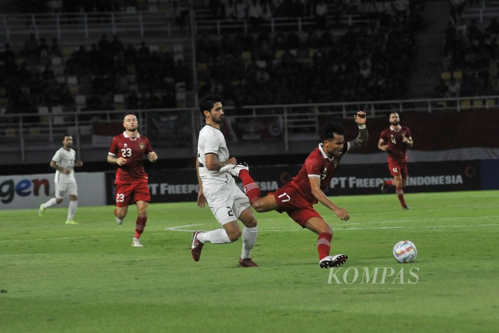 Pemain timnas Indonesia Saddil Ramdani terlibat perebutan bola dengan pemain timnas Turkmenistan Annagulyyev Guychmyrat dalam FIFA Matchday di Stadion Gelora Bung Tomo, Surabaya, Jumat (8/9/2023). Timnas Indonesia menang 2-0. 