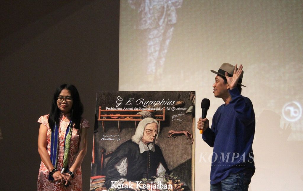 Pendiri penerbit Komunitas Bambu JJ Rizal (kanan) menghadiri peluncuran dan diskusi buku <i>Kotak Keajaiban Benua Maritim: Ambon Abad XVII</i> di Goethe-Institut Jakarta, Kamis (2/11/2023). 