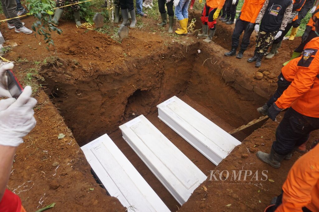 Sebanyak 9 dari 12 jenazah korban pembunuhan Slamet Tohari alias dukun gadungan pengganda uang dimakamkan di Tempat Pemakaman Umum Desa Balun, Wanayasa, Banjarnegara, Jawa Tengah, Selasa (4/4/2023).