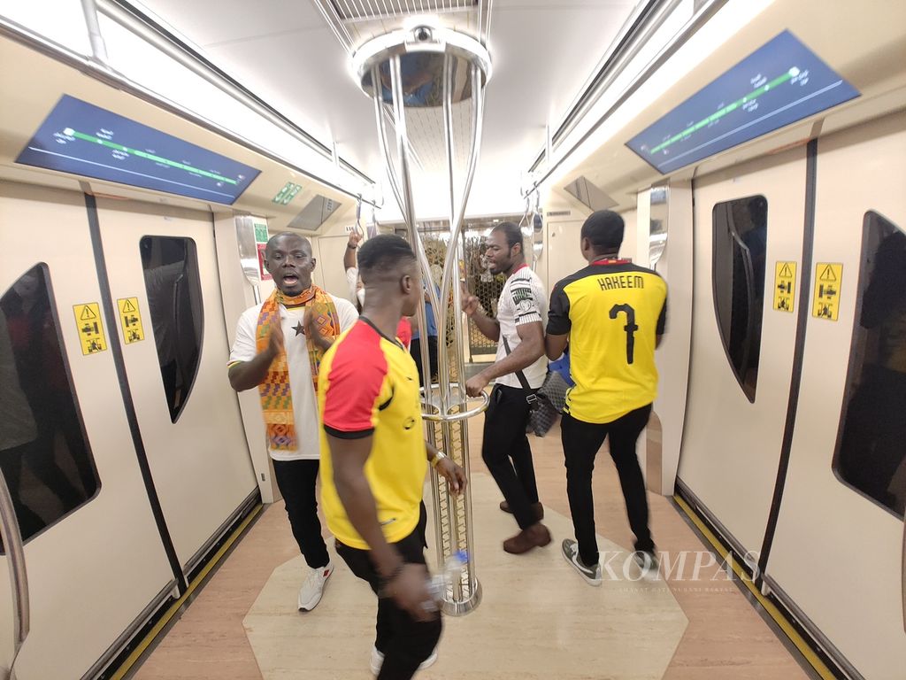 Suporter tim Ghana menari di gerbong kereta.