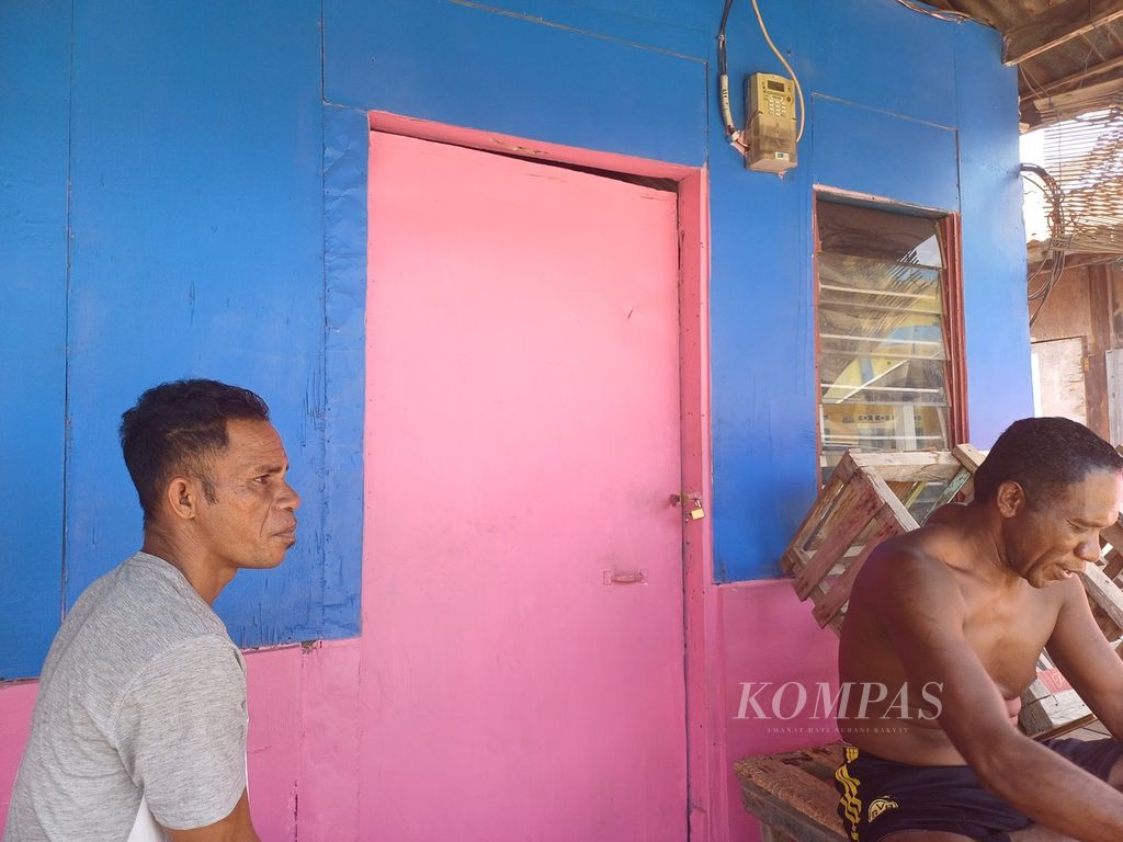 Abdul Notan (43) dan Achmat (40), dua dari 300-an nelayan di Kelurahan Oesapa Kota Kupang, Nusa Tenggara Timur, Sabtu (16/12/2023). Sejak Kamis (14/12/2023), keduanya tidak melaut karena cuaca buruk dan hanya bisa mencari ikan di laut dangkal pada pagi hari. Diprediksi cuaca buruk berlangsung sampai Maret 2024.