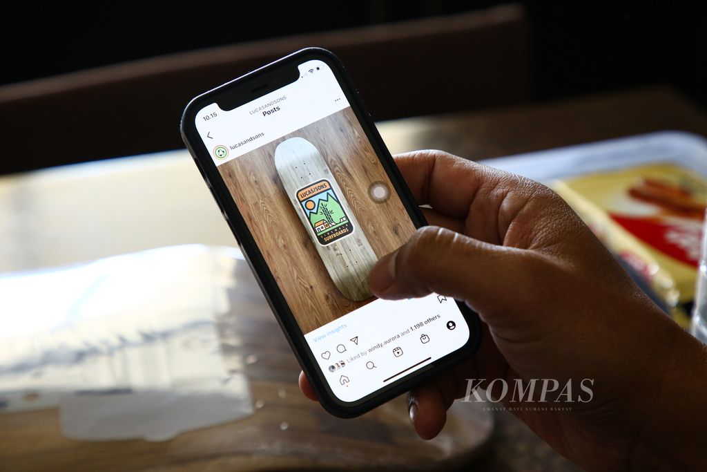 Lucky Widiantara, pemilik Lucas and Sons, memperlihatkan laman Instagram untuk menawarkan <i>skateboard </i>bambu produksinya di Bandung, Jawa Barat, Kamis (9/9/2021). <i>Skateboard </i>bambu itu dijual Rp 750.000 per unit.