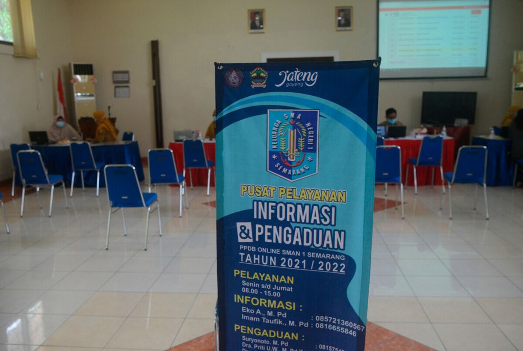 Layanan informasi dan pengaduan penerimaan peserta didik baru (PPDB) yang dibuka saat proses pendaftaran secara daring di SMA Negeri 1, Kota Semarang, Jawa Tengah, Senin (21/6/2021). 