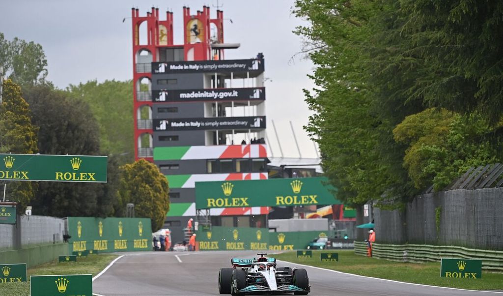 Pebalap tim Mercedes, George Russell, beraksi saat sesi kualifikasi di Sirkuit Imola, Italia, dalam ajang Grand Prix Formula 1 seri Emilia Romagna, Jumat (22/4/2022). 