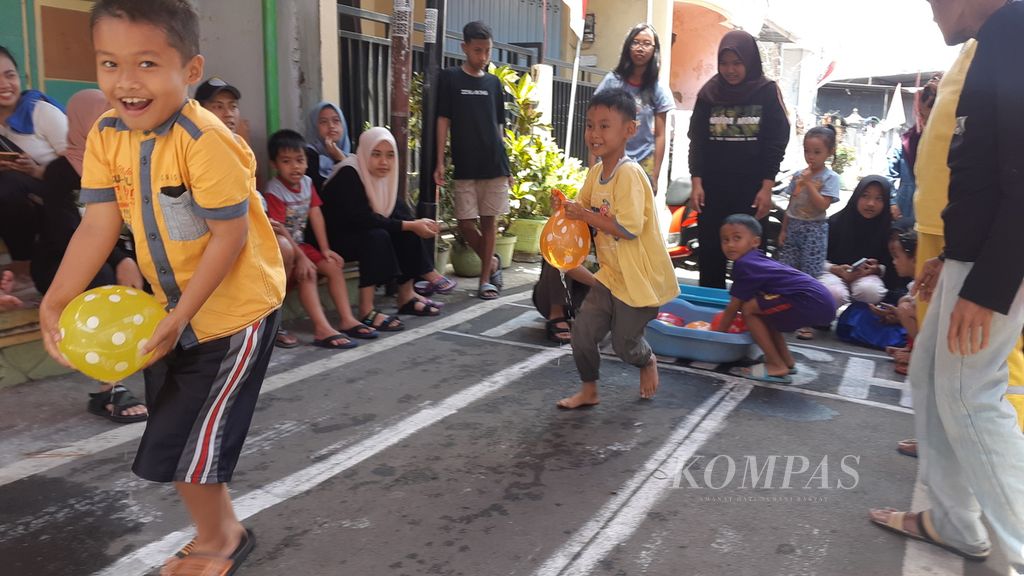 Anak-anak di RT 005 RW 003 Kelurahan Karangbesuki, Kecamatan Sukun, Kota Malang, Jawa Timur, Rabu (17/8/2022), mengikuti lomba dalam rangka merayakan HUT Ke-77 RI. 
