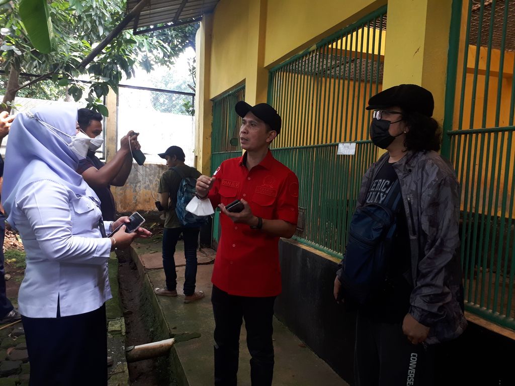 Anggota DPRD DKI Jakarta, Panji Virgianto Sedyo Setiawan, bersama Animal Defenders Indonesia, Doni Herdaru Tona, melakukan sidak ke Taman Margasatwa Ragunan (TMR), Jakarta Selatan, yang didampingi oleh Kepala Unit Pengelola TMR Endah Rumiyat, Rabu (21/12/2022).