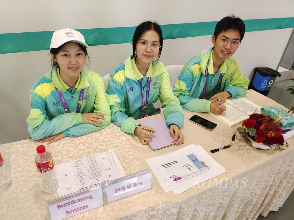 Sukarelawan Asian Games Hangzhou 2022 yang bertugas di arena panahan di Fuyang Yinhu Sports Centre, Provinsi Zhejiang, China, Rabu (4/10/2023). Mereka adalah anak-anak muda berusia 20-an tahun.