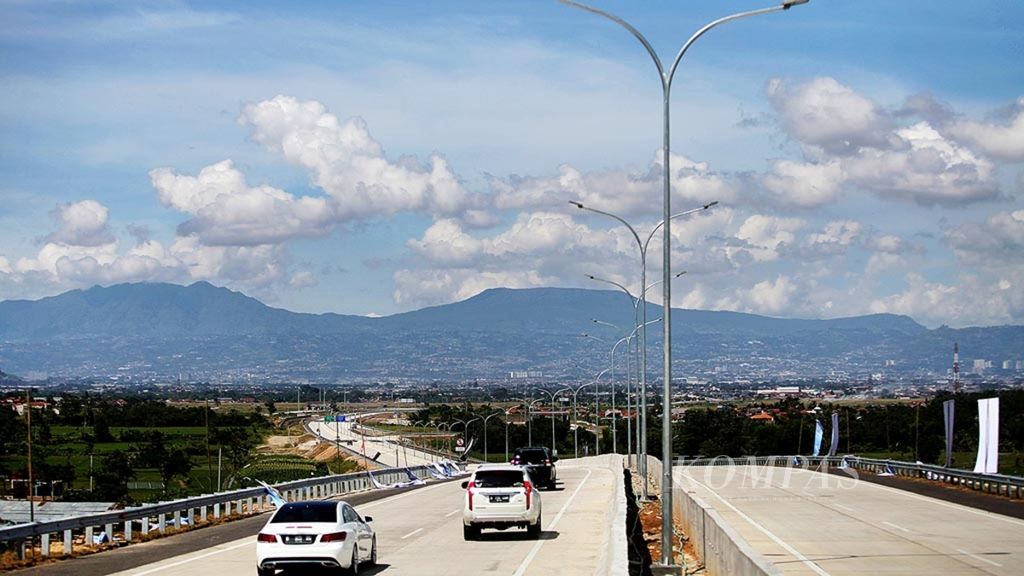 Ruas jalan Tol Soreang-Pasirkoja, Bandung, Jawa Barat, yang mulai digunakan dan diresmikan pada 4 Desember 2017.