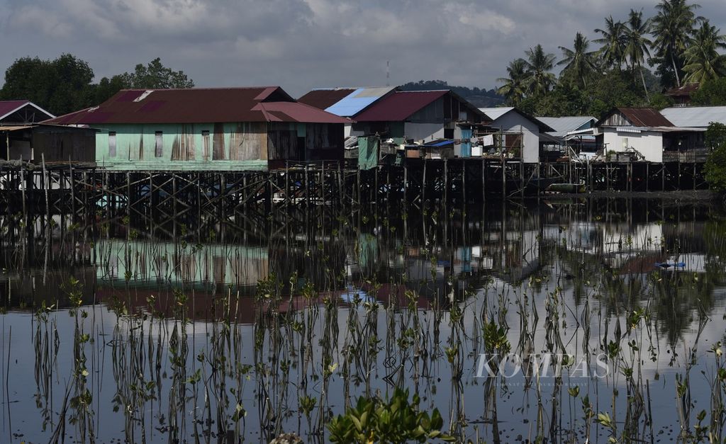 Rumah-rumah panggung milik warga yang tinggal di dekat kawasan mangrove Telok Bangko, Kelurahan Lok Tuan, Kecamatan Bontang Utara, Kota Bontang, Kalimantan Timur, Senin (23/10/2023).