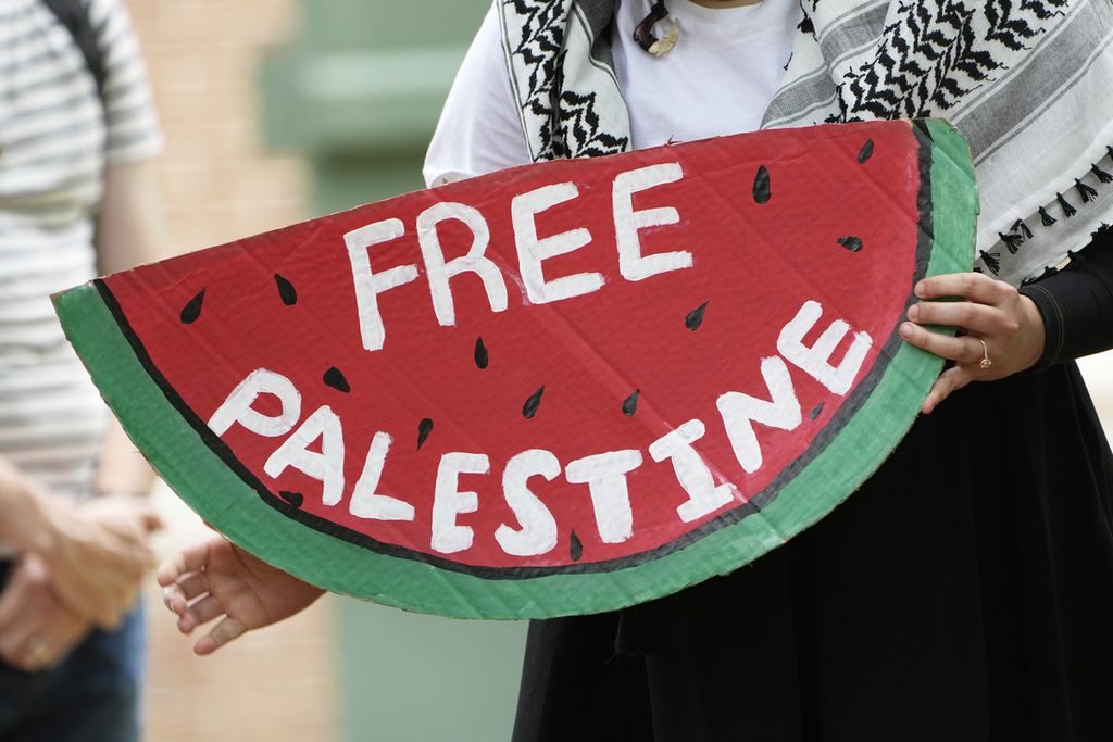 Seorang pengunjuk rasa memegang tanda Pro-Palestina memprotes perang Israel-Hamas di Gaza, selama protes diam selama satu jam di kampus sekolah, Selasa, 7 Mei 2024, di Hattiesburg, Mississippi, Amerika Serikat. 