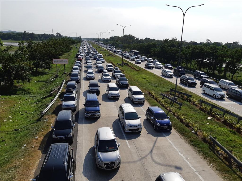 Kendaraan mengantre lebih dari 2 kilometer menjelang GT Palimanan, Kabupaten Cirebon, Jawa Barat, pada Kamis (30/5/2019) sekitar pukul 15.00. 