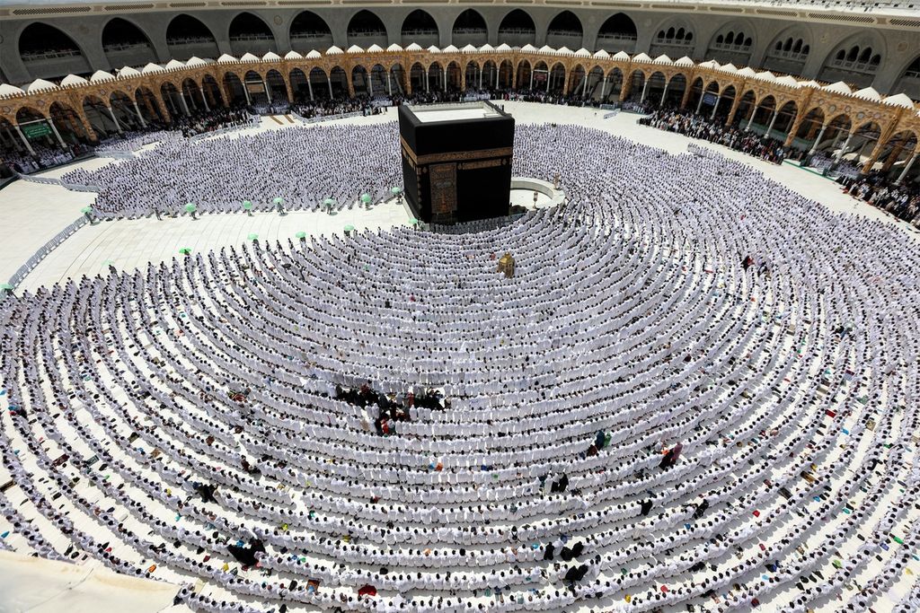 Muslims gathered and prayed around the Kaaba at the Masjidil Haram in Mecca, Saudi Arabia, on the last Friday of the holy month of Ramadan, Friday (5/4/2024).
